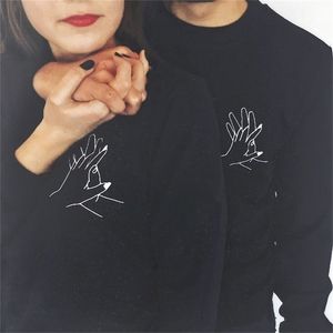 Hoge kwaliteit sweatshirt mannen vrouwen paar hoodies lente herfst zwarte grafische minnaar's in elkaar grijpende vingers hand print truien 210517