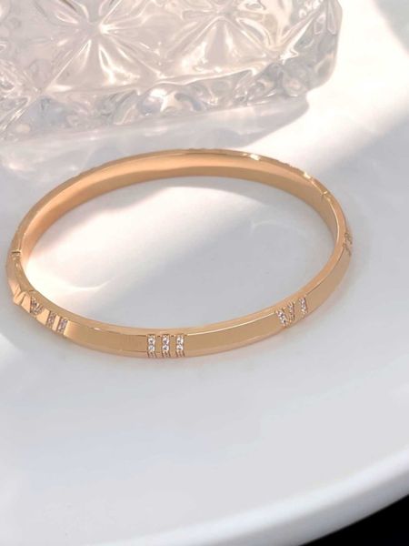 alta calidad Tiffay Nuevos números romanos Narrow X Pulsera Moda Simple Versátil Oro rosa CNC Proceso de alta edición