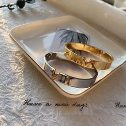Brazalete de acero de titanio de alta calidad Mujeres Amor Pulseras de diseño Brazaletes de oro rosa de plata V letra color pulsera estrecha Moda J2568