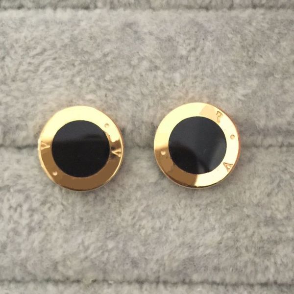 Haute Qualité Titane Acier Femmes Designer Stud Noir Blanc Luxueux Lettre Mignon Taille Couple Boucles D'oreilles pour la Fête De Fiançailles Hoop En Gros