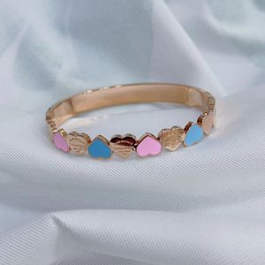 Bracelet en acier titane de marque tendance de haute qualité, or 18 carats et argent, bracelet en forme de cœur en argent rose, adapté aux réunions d'amis, cadeaux de couple à la mode