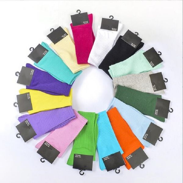 Calcetines de tubo de alta calidad estilo callejero calcetines de algodón con estampado de colores caramelo para hombres y mujeres calcetines de colores mezclados al por mayor N con etiquetas