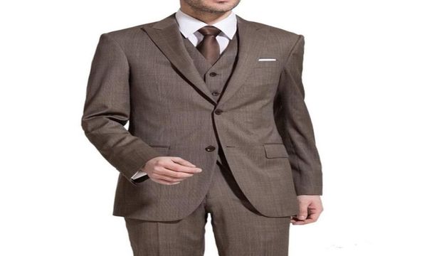 Dos botones de alta calidad Brown novio esmoquillo de la solapa Peak Groomsmen Man trajes de boda para hombres Juegas Vesttie 42258199