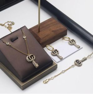 Hoge kwaliteit vintage Messing Strass designer sieraden sets kettingen Armband Dangle Lock Oorbellen voor mode vrouwen sieraden cadeau