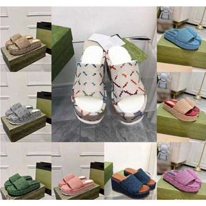 Hoge kwaliteit sleehakslippers Designer Sandaal Damesslippers met dikke bodem Slide Slippers Luxe platte borduursel bedrukte rubberen kledingschoenen