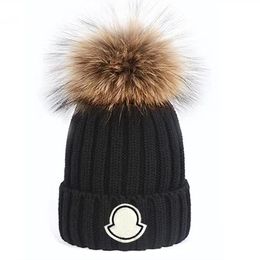 Capes d'hiver de haute qualité Chapeaux Femmes et hommes Bonsieur avec des pompes de fourrure réelle Pompoms Girl Cape Cap Snapback Pompon Boneie 8 Couleurs