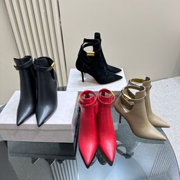 Femmes de haute qualité Boots Boots Metal Bouton Black Hollow Garved Design Stiletto J0 Single Pumps Single Temperament Tempérament Points Points chaussures à talons hauts