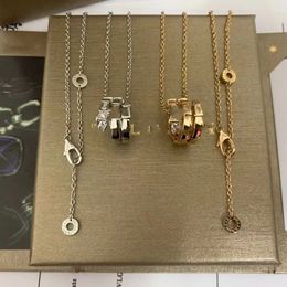 Hoge kwaliteit dames designer oorbellen Neklace eenvoudige V-armband titanium staal luxe hart liefde hanger mode-sieraden