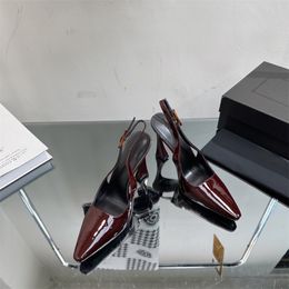 Sandali con tacco alto a punta da donna di alta qualità etichetta triangolare di design scarpe da donna sexy in pelle tacco sottile indietro sandali con cinturino da viaggio vuoto sul retro scarpe singole 35-42