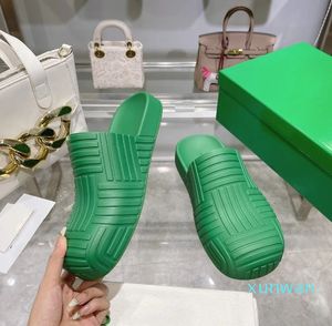 Pantoufles pour femmes de haute qualité Mode Loisirs Plage Chaussures à semelles épaisses Sandales à plateforme verte Tête de sac en cuir avec taille de boîte