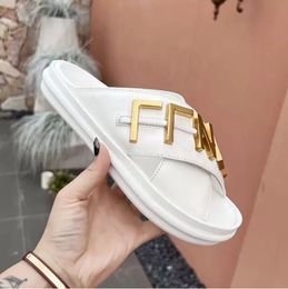 hoogwaardige dames slippers luxe ontwerper Real Leather Cross Letter Gold Buckle Sandals zomerstrand dikke zolige schoenen 35-42