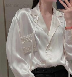 Высококачественные женские шелковые блузки Мужские дизайнерские футболки с вышивкой букв Модные футболки с длинными рукавами Повседневные топы Одежда Черно-белое платье 321