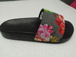 Haute qualité femmes pantoufles chaussures toutes tailles fleur de prunier mode rouge large plat glissant avec des sandales épaisses pantoufle tongs