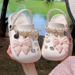Haute qualité femmes pantoufles été doux mignon diapositives avec charmes en plein air EVA doux plage sandales arc perle chaîne sabots trou chaussures 240126