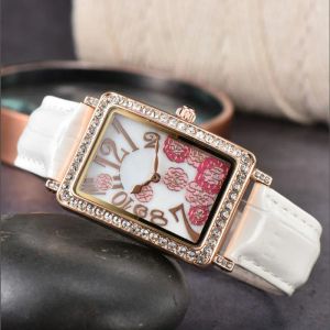 Hoogwaardige vrouwen horloges Quartz Movement Watch Rose Gold Silver Case Leather Riem dameshorloge enthousiaste topontwerpster polshorloges Franck Muller Geneve