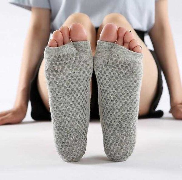 Haute qualité femmes Yoga Pilates chaussettes anti-dérapant Silicone Dots bas respirant orteils ouverts sport dos nu Ballet Dance Floor sox pantoufle Gym Fitness cheville chaussette