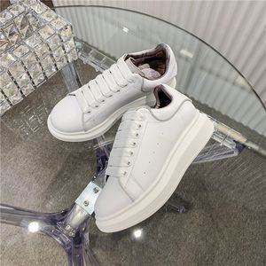 Chaussures blanches en cuir de vache de haute qualité pour hommes et femmes, chaussures de styliste à semelle épaisse, baskets de luxe à la mode, classiques, Alexa nde, nouvelle collection 2024