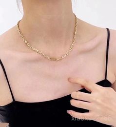 Collier de concepteur de luxe High Sense M Designer Collier de lettre pour femme 18 km plaqué vintage Collier Niche Design Pendant Party Party Jewerlry Gift