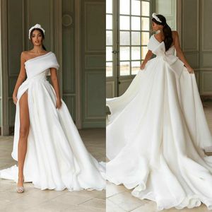 Robes de mariée haute fendue grand arc appliqué 2021 blanc une ligne plage une épaule robe de mariée sur mesure en satin froncé longues Robes De Mari￩e
