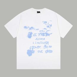 Hoge versie B Familie Blauwe hemel witte wolken Graffiti Gedrukt T-shirt met 24SS Paar Stijl Modieuze veelzijdige los passende trendy korte mouwen