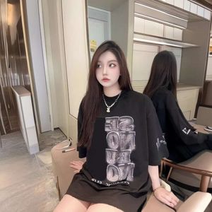 Hoge versie B Home Runway Style Luminous Diamond bedrukt T-shirt met 24SS paar stijl Modieuze veelzijdige losse fit Distressed Short Sleeved Trend