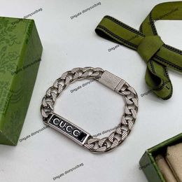 Collier de bijoux de créateur de version haute en émail noir dégradé à rayures épaisses, bracelet cubain pour amoureux masculins et féminins