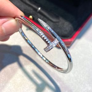 Hoge versie volledige diamanten nagelparen, modieuze gepersonaliseerde armband voor vrouwen Licht en nicheontwerp Sense Nagelarmband Boorspijkerarmband Maat 16, 17, 18