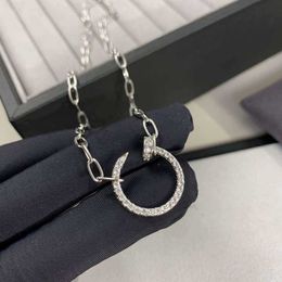 Collana per unghie con diamanti pieni versione alta Coppie Ciondolo personalizzato alla moda per donne Luce e senso del design di nicchia CY7A
