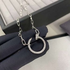 Hoge versie volledige diamanten nagelketting koppels modieuze gepersonaliseerde hanger voor vrouwen Licht en niche-ontwerpgevoel