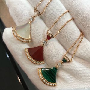 Pendre de ventilateur en or de haute version Double septième collier de jupe nocturne femelle femelle Fritillaria Carnelian 18K Rose Gold Clavicule chaîne