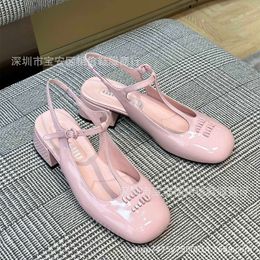 Version haute Miao 2024 Nouveau été Baotou Sandals à la mode et élégante Skin de laquée de fée Mary Jane Bouchouche peu profonde Girl