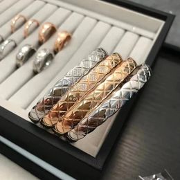 Hoge versie smalle en brede versie armband met diamantvormen diamant inleg prachtige roségouden armband