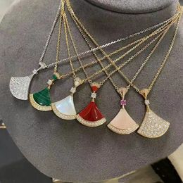 Hoge versie Ketting Nieuwe kleine rokketting Vrouw Geschulpte witte fritillaria carneool volledige diamanten dubbele hanger sleutelbeenketting