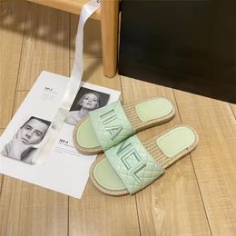 Version haute nouvelles chaussures de pêcheur pantoufles plates vêtements d'extérieur pour femmes lettres brodées décontracté pantoufles paresseux en gros