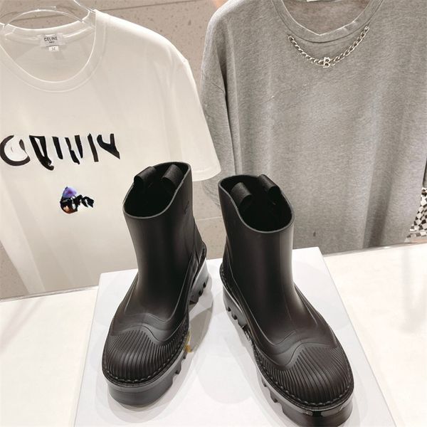 Versión alta Nueva serie Botas de lluvia de tubo corto Primavera/Verano Temporada de lluvias 2023 Etiqueta original Letra Zapatos de lluvia antideslizantes Zapatos de mujer Botas de moda UE 35-40