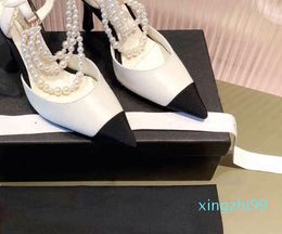 Versión alta de sandalias Baotou con cadena de perlas, nuevos zapatos individuales puntiagudos a juego de colores para mujer