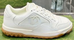 Version haute de petites chaussures blanches sales et parfumées pour hommes et femmes avec 2023 nouvelles paires de loisirs assorties en peau de vache pour faire de vieilles chaussures de sport