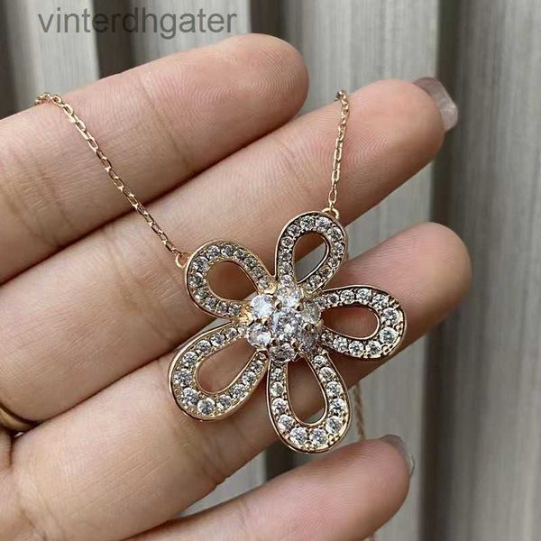 Version haute originale 1to1 Collier de marque Vancefe Diamond Five Flower Zircon Collier de tournesol Collier Rague d'oreilles Ensemble pour le collier de tour de cou de haute qualité de créateur de femmes