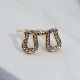 Versión alta V-Gold F Hogar Horseshoe completa con el mismo juego de moda ligera de Wang Qian Pendientes y hebillas en forma de U