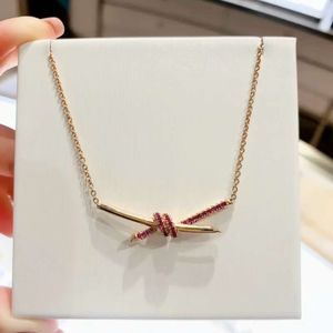 Hoge versie V-Gold T-Family Pink Diamond Twisted Necklace for Women's Gold Light Series Knot Cross Collarbone Chain Trend