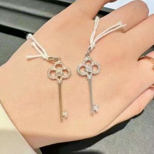 Hoge versie V-Gold T Home Key ketting voor damesmode met diamantslachten hanger, kroon iris sleutelbeen trui ketting