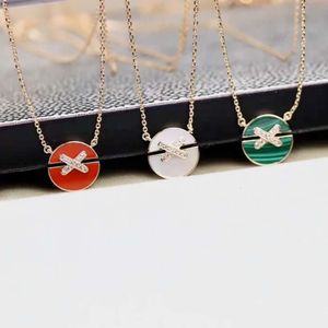 Hoge versie v Jinshang Family Round Cross ketting vrouwelijke witte fritillaria set met diamanten licht en minimalistische hanger sleutelbeen ketting