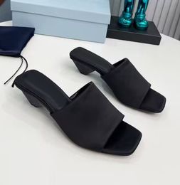 Version haute sandales en cuir véritable pour femmes à la mode une sangle en ligne velours de soie bas talons hauts défilés de défilés fêtes mariages pantoufles de plage avec boîte