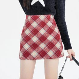 Falda de lápiz corta de lana corta de lana a cuadros rojo de cintura alta para mujer otoño invierno casual delgado mini saias 240517