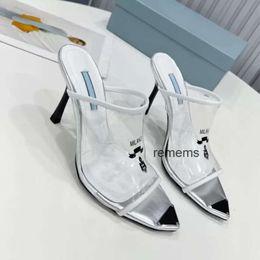 Sandales à talons hauts Sandales de luxe Lettre imprimée Plexiglas Transparent PVC Femmes Été Triangle en métal émaillé Chaussures à talons 10CM 3447544430
