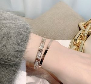 Hautement recommandé par le designer rose or diamant mince pour les femmes Top V-Gold Sier Bracelet Open Style Wedding Bijoux avec boîte