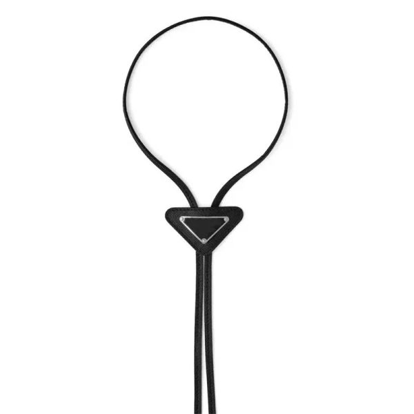 Higih Quality Triangle Coldie Mens Bolo Tie Tie de conception de luxe Tie Prad Man Adolescent Vêtements Formes Luxury Mini Dames Strap en cuir Fashion Black Neck Tie PJ046 Q2