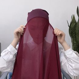 Hijab avec sous-capuchon attaché mode musulmane Hijab pour femmes foulards Hijab écharpe avec Bonnet Cap Islam mousseline de soie bandeau 240314