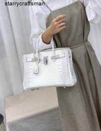 Bolso De Cocodrilo Del Himalaya Bolsos De Mano Cocodrilo De Alto Sentido Bolso Blanco Del Himalaya Bolso De Platino Temperamento De Moda Hebilla De Plata Decoración De Diamantes HBM2