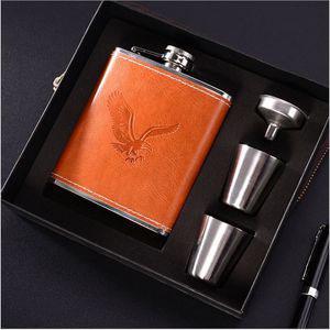 Flasques de hanche ensemble 7 oz entonnoir et tasses à vin de luxe en acier inoxydable alcool bouteille de whisky en cuir Flagon flacon cadeau pour homme 221206